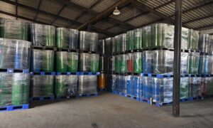 1700 tonna illegálisan tárolt akku-hulladék elszállítását rendelte el a hatóság az abasári raktárból