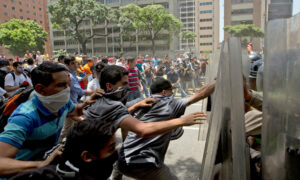 Diktatúra, tervgazdálkodás, infláció: szakadék fele tart Venezuela