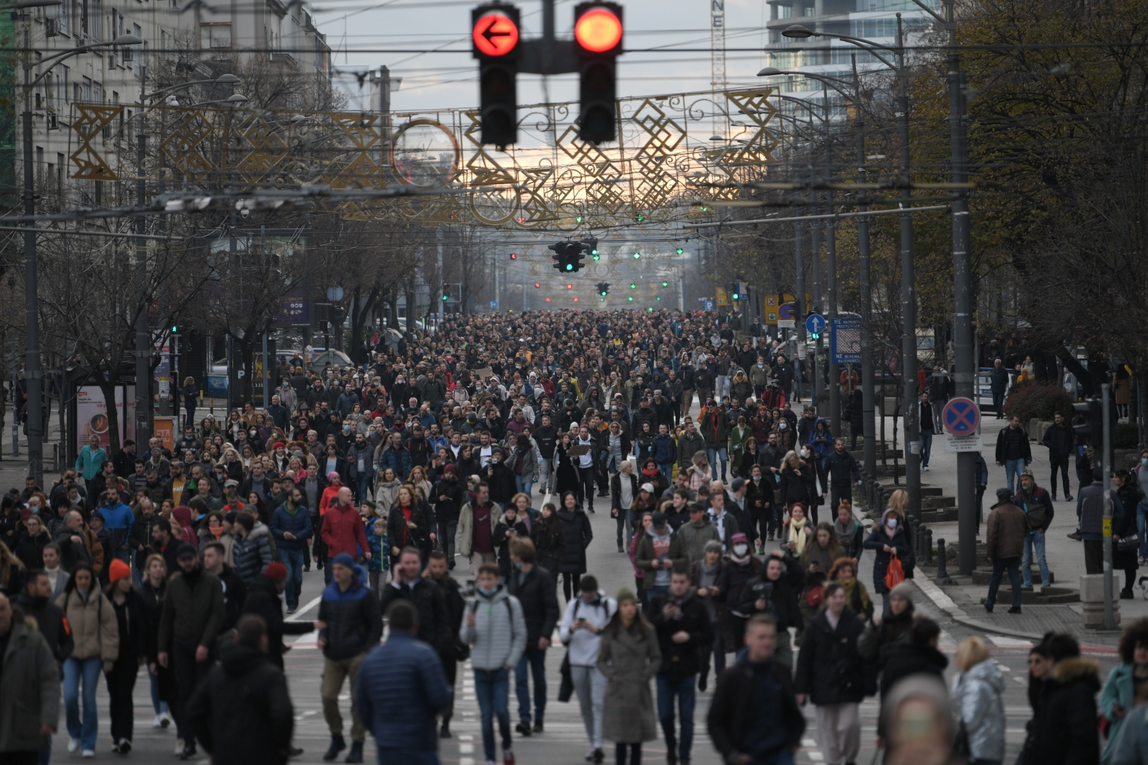 Belgrád belvárosában hömpölyög a tömeg november 27-én, szombaton. A város több pontján órákra leállították a közlekedési forgalmat a kormány törvénymódosításai elleni tiltakozás során. 