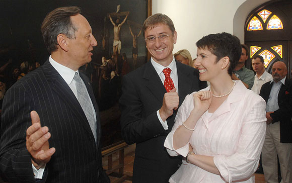 Pákh Imre a munkácsi kiállítás megnyitóján közös képen a mosolygó Gyurcsány-házaspárral 2007 júliusában. Forrás: Origo.hu