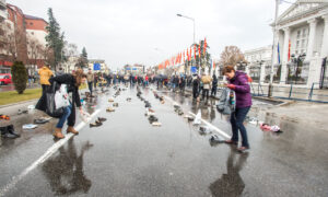 Hátrahagyott cipők figyelmeztetnek Macedónia komoly kivándorlási problémájára