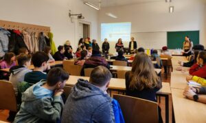 Az ukrán menekült gyerekek oktatásával egy év után sem tud megbirkózni a magyar közoktatás