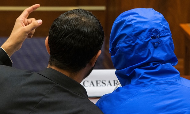 A kék kapucnis dzsekivel álcázott Caesar az amerikai képviselőház külügyi bizottsága előtt. Fotó: Jonathan Ernst/Reuters