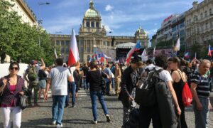 Az európai szélsőjobb sztárjai sem vonzottak tömegeket a prágai populista kampánybulin
