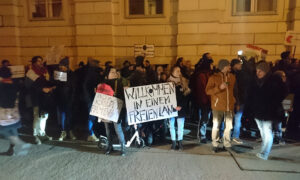 Szerdán Bécsben, a magyar nagykövetség előtt is több százan tüntettek az Orbán-kormány ellen