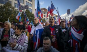 Nem törtek át - csökkent a cseh kormány-, és rendszerellenes tüntetések létszáma