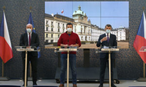 Maszkot fel: háború a koronavírus ellen - így szerzett be több millió darabot Csehország