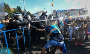 Ennyi könnygáz még sosem fogyott Romániában - békés tüntetőkkel szemben is erőszakot alkalmazott a rendőrség