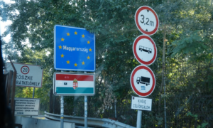 Órákig tart átjutni a szerb-magyar határon, videón mutatjuk a rendszeres torlódásokat