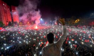 Történelmi áttörésként ünnepelte az ellenzék Erdogan jelöltjének isztambuli vereségét