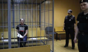 Meghátrált a Kreml, szabadon engedték a koholt vádak alapján letartóztatott orosz újságírót