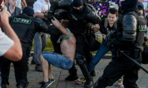 Gumilövedék, vágások, törések - egy félholtra vert tüntető beszámolója a minszki rendőrterrorról