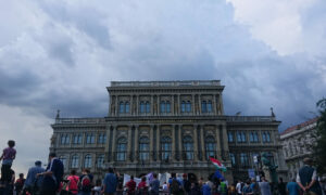 Több ezren tüntettek a Magyar Tudományos Akadémia függetlenségéért - helyszíni videók