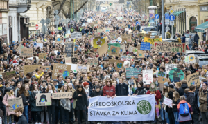 Elérte Kelet-Európát a globális környezetvédelmi diáklázadás - így demonstráltak a visegrádi fiatalok a Föld védelmében