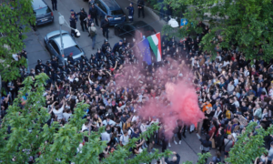 Rendőrrohammal végződött a Fidesz székház előtti diáktüntetés – videón a legfeszültebb pillanatok