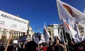 Így tüntettek a tanárok a Kossuth téren az emberhez méltó munkakörülményekért