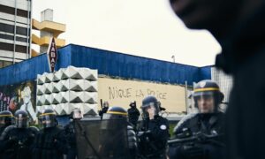 Egy fiatal férfi ellen elkövetett erőszak nyomán újraindult a vita a francia rendőri túlkapásokról