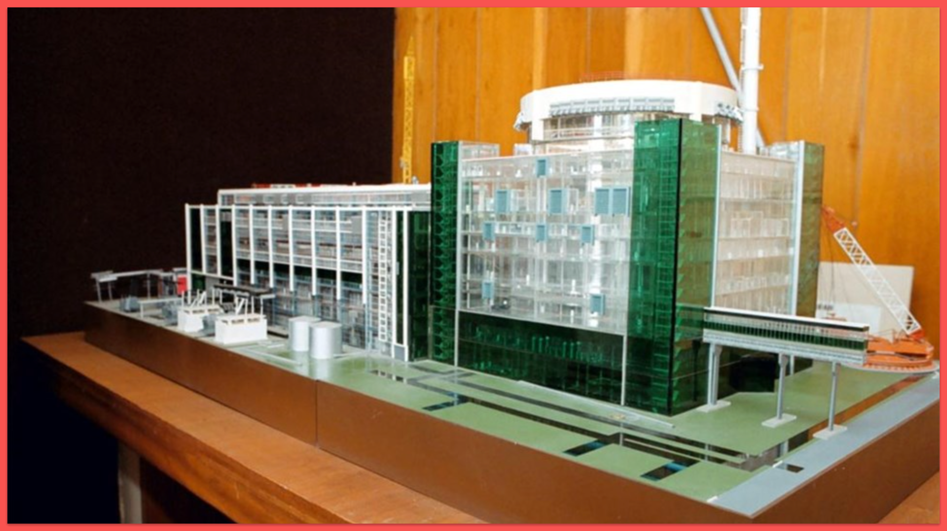 1-es kép: A Belene Atomerőmű makettje 1987-ből. Az üzem építése a kommunista időkben kezdődött 1987-ben. A projektet 1991-ben Dimitar Popov kormánya állította le. A leállítás oka az államcsőd elkerülése volt. Kép forrása: 168chasa.bg