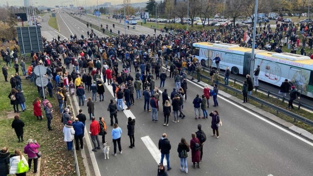 Blokád a Belgrádon áthaladó autópályán 2021 november 27-én. Kép forrása: https://www.oslobodjenje.ba/
