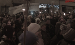 Több fényt! - így tüntetett a Tanítanék Mozgalom a Kossuth téren a köznevelési törvény ellen