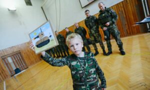 Kötelező a honvédelmi oktatás a cseh általános iskolákban, a katonaság és a fegyverlobbi örömére