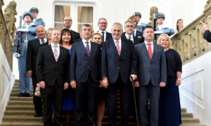 Botrányos kezdés - megalakult az új cseh kormány