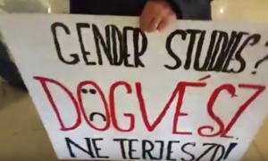 DÖGVÉSZ - Az ELTE-TÁTK kampuszán demonstráltak a gender studies-szak indulása ellen