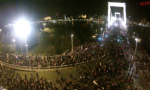 Tízezrek az Erzsébet hídon a netadó ellen - drónról és a tömegből nézve