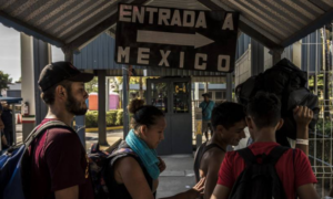 Könnygáz helyett humanitárius vízummal fogadta Mexikó a közép-amerikai menekültek karavánját