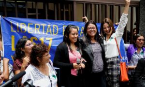 Felmentették a salvadori nőt, akit 40 év börtön fenyegetett, mert halva született gyermeke