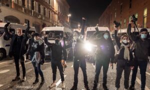 Újabb durva felvételek bizonyítják, mennyire elfajult a nyílt politikai krízist kiváltó rendőri erőszak Franciaországban