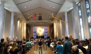 Állva tapsolta meg a gyülekezet a melegek mellett kiálló metodista fiatalokat az USA-ban