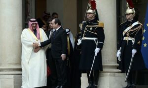 Kiderült, miért kapott Becsületrendet a francia elnöktől a szaúdi koronaherceg: mert kért egyet!