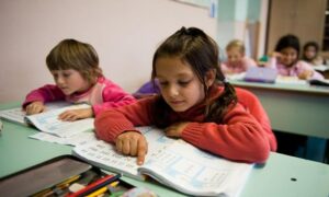 Még 2 évbe telik egy roma tanulókat segítő milliárdos rendszer kiépítése, ami rosszul működik