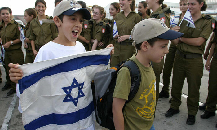 Children Of North American Jews Carrying