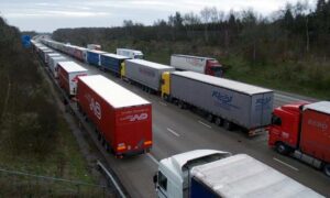 Francia határzár: az angliai Dover kikötőjében karácsonyoznak az elakadt magyar kamionosok