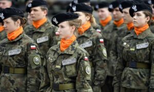 Iskolásokat öltöztet egyenruhába és tanít fegyverhasználatra a lengyel kormánypárt, hogy engedelmes polgárokat neveljen
