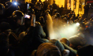 Könnygázba és vérző fejekbe torkollt a civil tüntetés