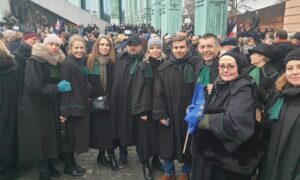 Európai és lengyel bírák ezrei tiltakoztak Varsóban a „szájkosár”-törvény ellen