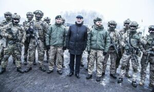 NATO-hadgyakorlatokra is beengedi és pénzzel támogatja a paramilitáris szervezeteket a lengyel kormány