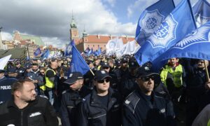 Hogyan sztrájkolnak, és mit követelnek hónapok óta a lengyel rendőrök?