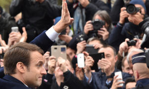 Az egész francia sajtó kikérte magának, hogy az Élysée-palota válogasson az újságírók között