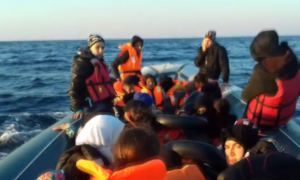 Így keltünk át az Égei-tengeren - egy szír menekült mobiltelefonos felvételei