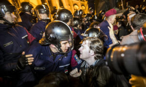 Húszezren követeltek új rendszerváltást, a rendőrök kiszorították a tüntetőket a Kossuth térről