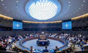A NATO hivatalos lapja szerint mellélőttek a közösségi oldalak az álhírek elleni akciókkal