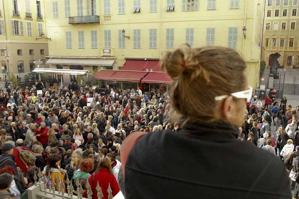 Támogatók Herrou és M perének első napján a nizzai bíróság előtt; forrás: Libération