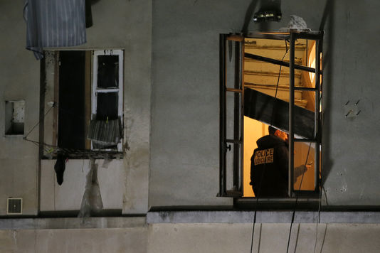 Egy nyomozó a "konspiratív lakásban"; Fotó: Gonzalo Fuentes/Reuters