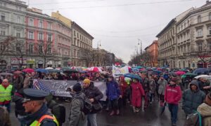 Tízezrek tüntettek a tanárokkal, sztrájkot hirdettek március 15-én