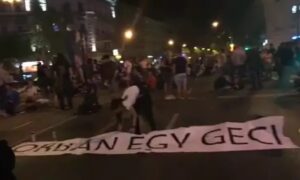 Így buliztak a tüntetők vasárnap hajnalig az Oktogonon – videó