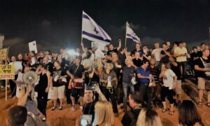 Petah Tikván minden szombat este Netanjahu ellen tüntetnek